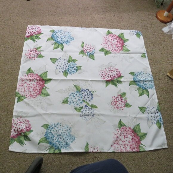 Hydrangea Floral Tablecloth 34x34" thick fabric Polyester - Picture 2 of 4